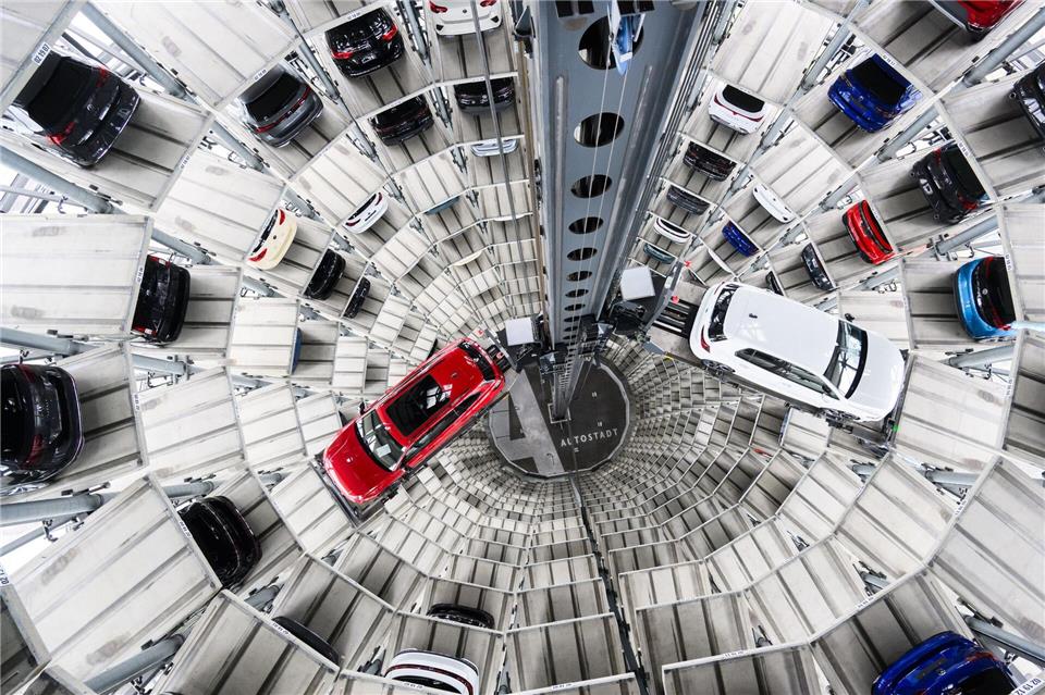 Die Auslieferungen von VW schwächeln. (Archivbild)Julian Stratenschulte/dpa
