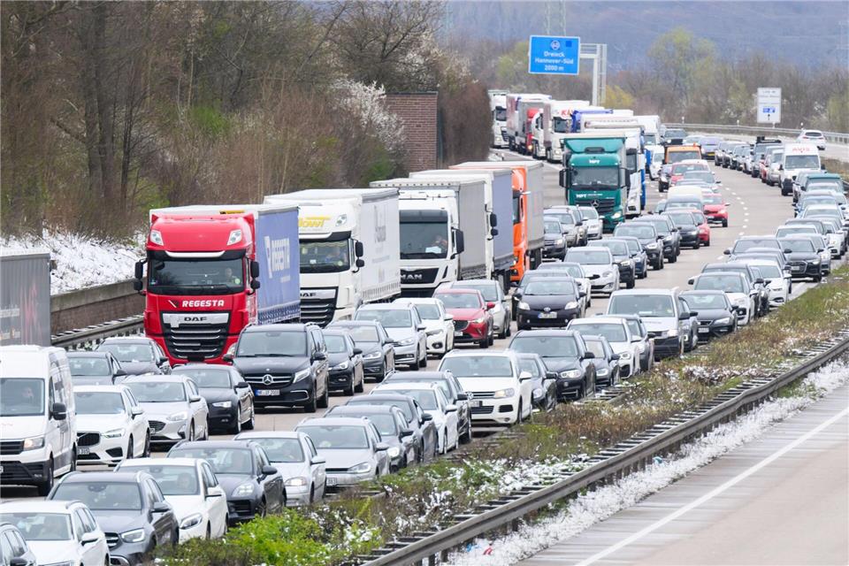 Die Ausnahme vom Lkw-Sonntagsverbot gilt zunächst bis Ende August. (Symbolfoto)Julian Stratenschulte/dpa