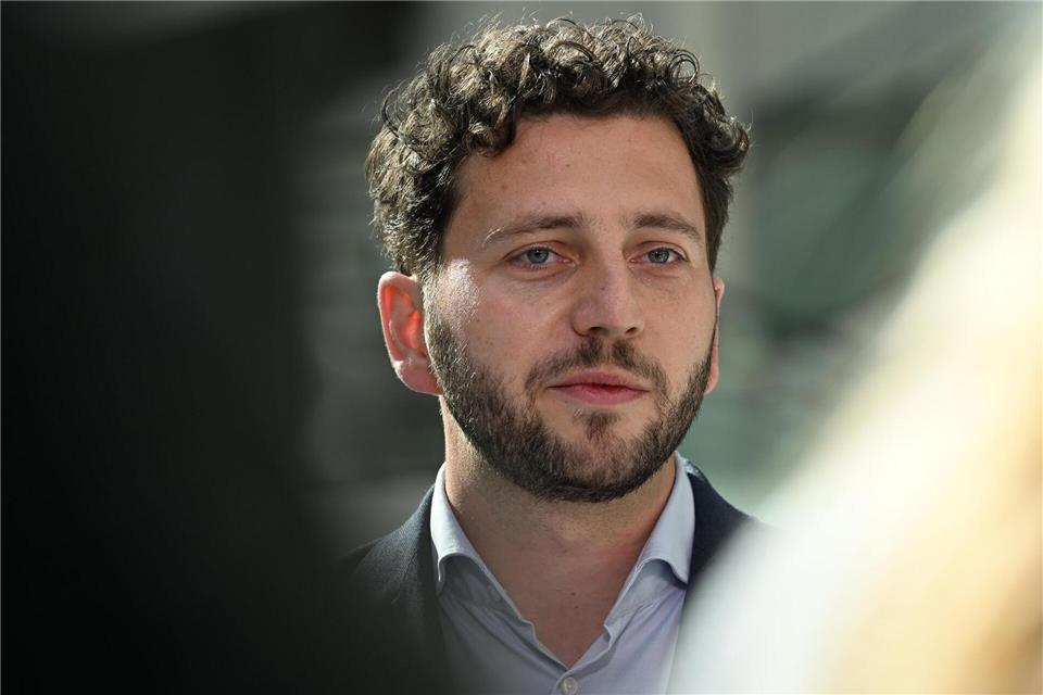 Grünen-Chef Banaszak sieht „Angsträume“ – Kritik an Merz Die Aussagen des Kanzlers seien ihm zu pauschal, sagt der Co-Vorsitzende der Grünen, Felix Banaszak. (Archivbild)Shireen Broszies/dpa