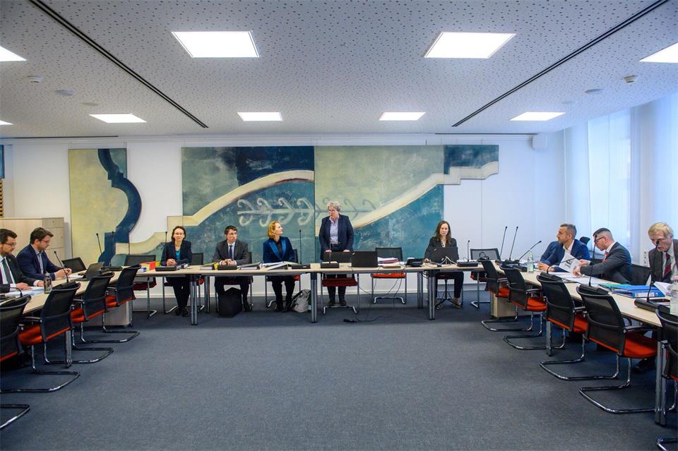 Die Ausschüsse, in denen der Großteil der inhaltlichen Arbeit im Parlament stattfindet, sollen die Mehrheitsverhältnisse wie im Plenum abbilden. Das ist auch bei U-Ausschüssen so. (Archivbild)Klaus-Dietmar Gabbert/dpa