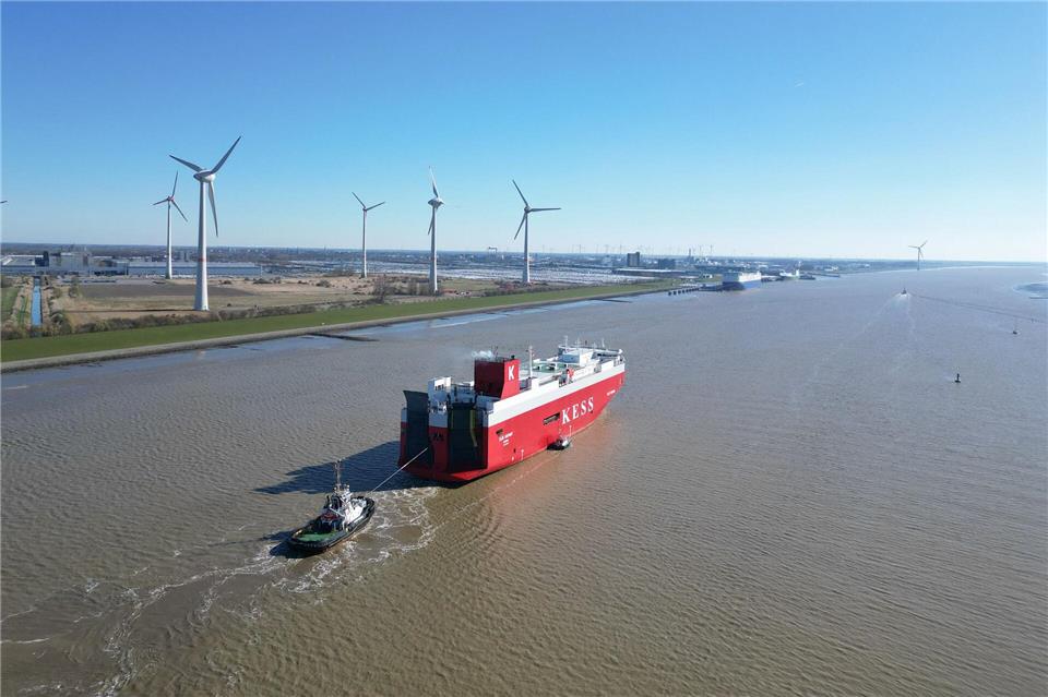 Die Außenems soll vertieft werden - doch das Genehmigungsverfahren dafür dauert. (Archivbild)Lars Penning/dpa