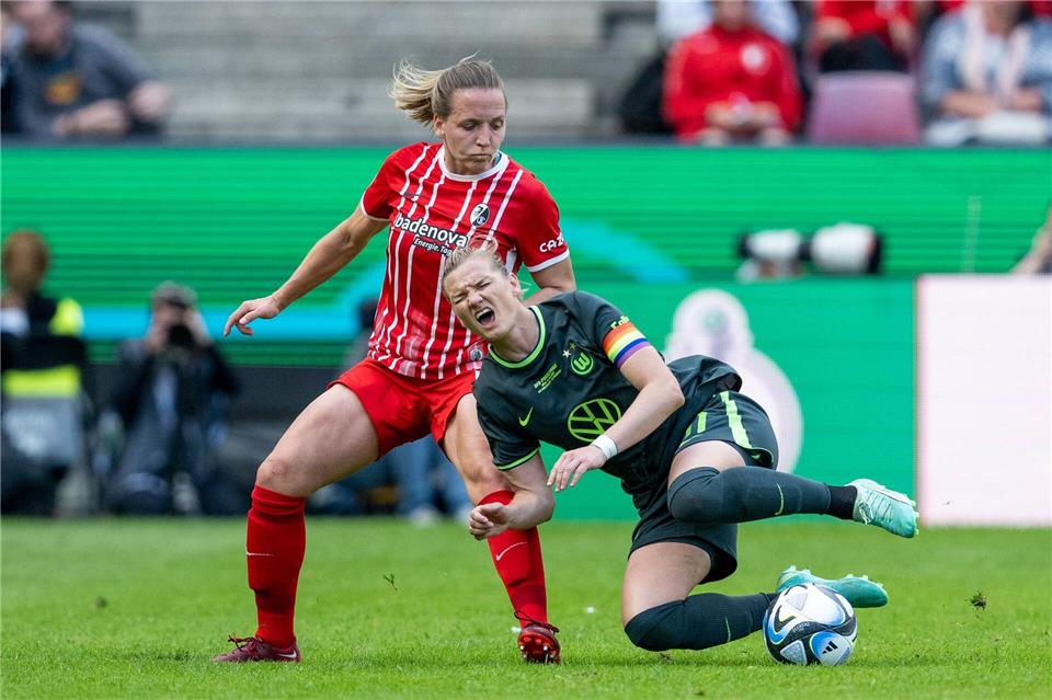 Die Außenverteidigerin Lisa Karl (l.) bleibt dem SC Freiburg treu.David Inderlied/dpa