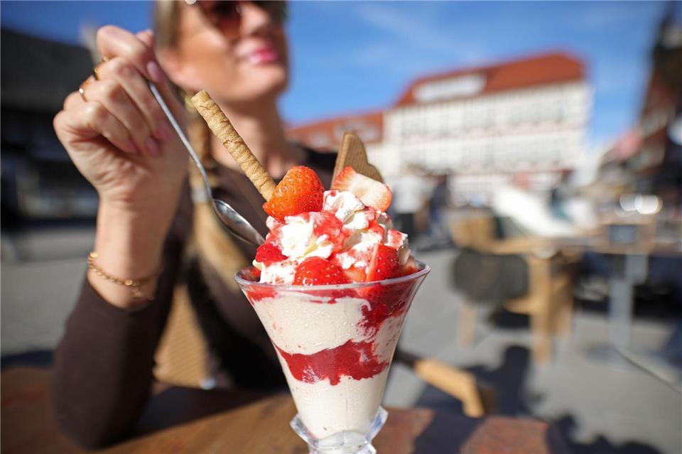 Die Aussichten der nächsten Tage laden zu einem Eis im Freien ein. (Archivbild)Matthias Bein/dpa