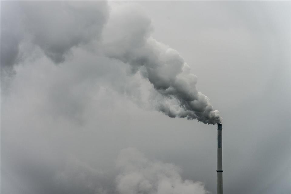Die Aussichten für die bayerische Industrie bleiben düster. (Symbolbild)   Armin Weigel/dpa