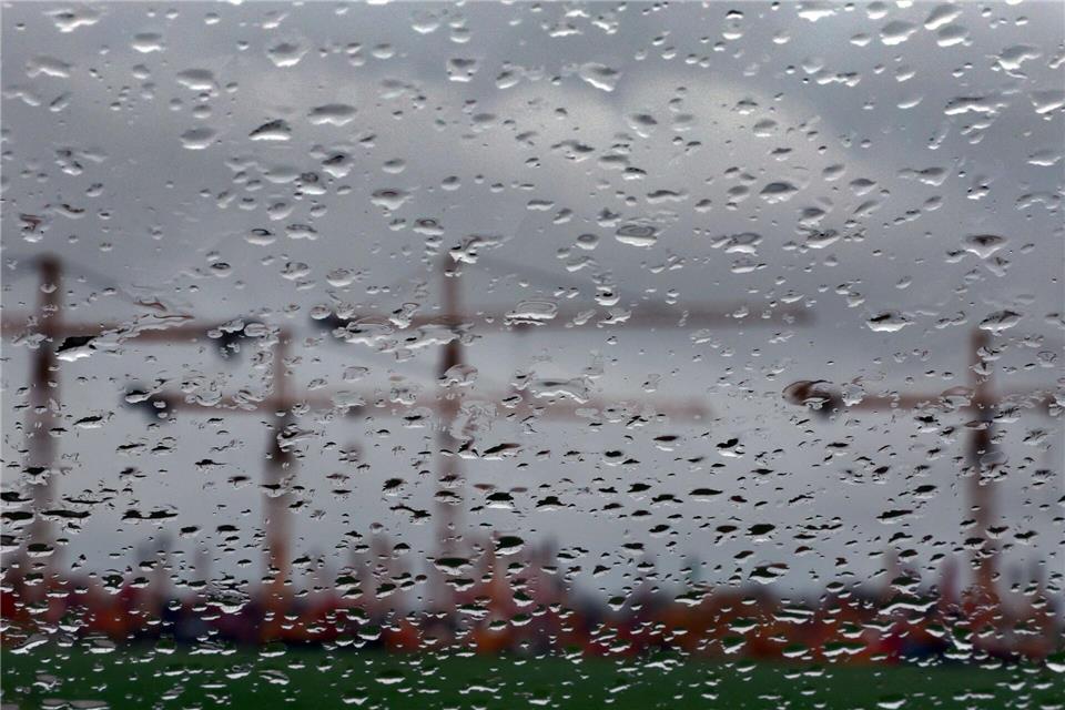 Die Aussichten für die bayerische Wirtschaft haben sich verbessert - aber nur leicht. (Symbolbild)Karl-Josef Hildenbrand/dpa