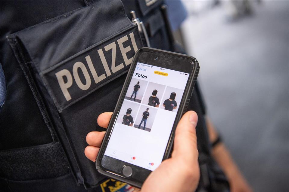 Die Ausstattung der Landespolizei mit neuen Dienst-Smartphones gestaltet sich seit über einem Jahr schwieriger als gedacht. (Archivbild)Boris Roessler/dpa