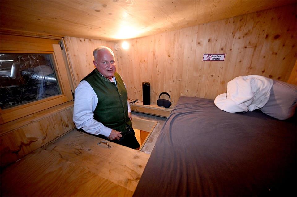 Die Ausstattung ist minimalistisch: Eine Matratze, ein Kissen, zwei Decken, Noise-Cancelling-Kopfhörer und ein kleiner Ventilator.Felix Hörhager/dpa