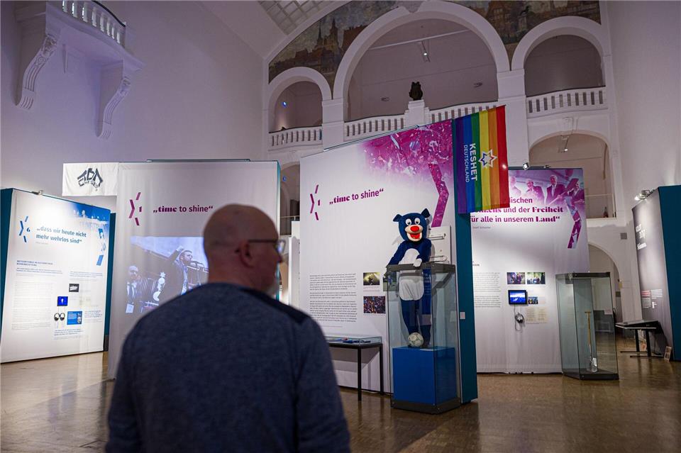 Die Ausstellung „Mit eigener Stimme. 75 Jahre Zentralrat der Juden in Deutschland“ empfängt Besucher mit einigen Farbtupern. Moritz Frankenberg/dpa