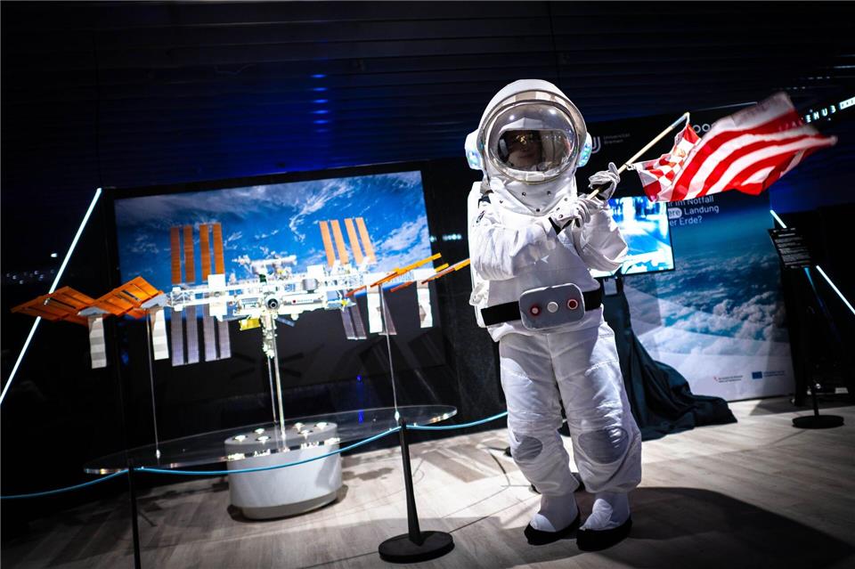 Raumfahrt im Kaufhaus - Neue Ausstellung in Bremen Die Ausstellung soll Besucherinnen und Besucher einen Einblick in die Raumfahrt geben. Sina Schuldt/dpa