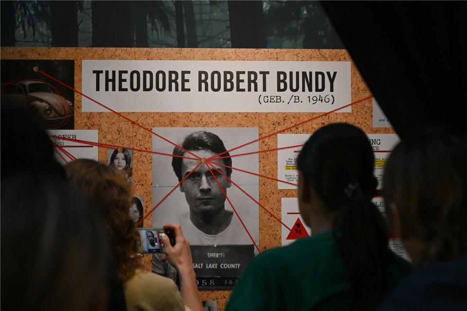 Die Ausstellung zeigt über 20 Biografien von namhaften Serientätern. Celine Frohnapfel/dpa