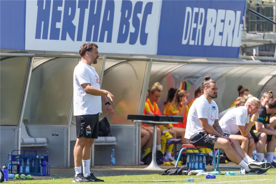 Die Auswahl von Hertha-Coach Kurbjuweit spielte im Olympiastadion gegen Erfurt. Andreas Gora/dpa