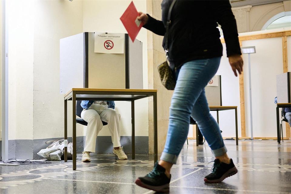 Die Auszählung aller Stimmen in Niedersachsen wird voraussichtlich bis in den Morgen dauern. (Archivbild)Julian Stratenschulte/dpa