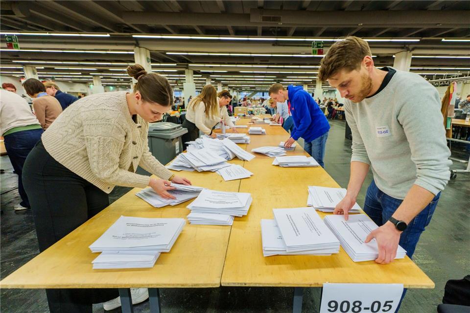 Die Auszählungen der Kommunalwahlen in Hessen mit vielfältigen Möglichkeiten für die Wähler können sich teils tagelang hinziehen.Andreas Arnold/dpa
