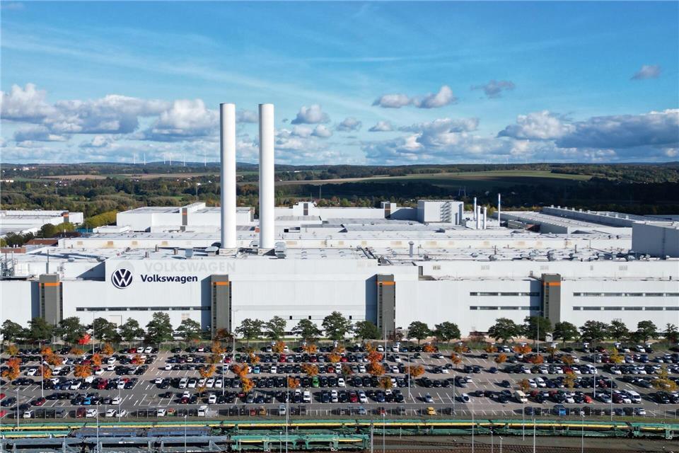 Die Auto-Fabrik in Zwickau ist Vorreiter der E-Mobilität bei Volkswagen. Doch die Überkapazitäten der deutschen Standorte und das Sparprogramm des Unternehmens treffen auch dieses Werk. Jobabbau ist die Folge. (Archivbild) Hendrik Schmidt/dpa