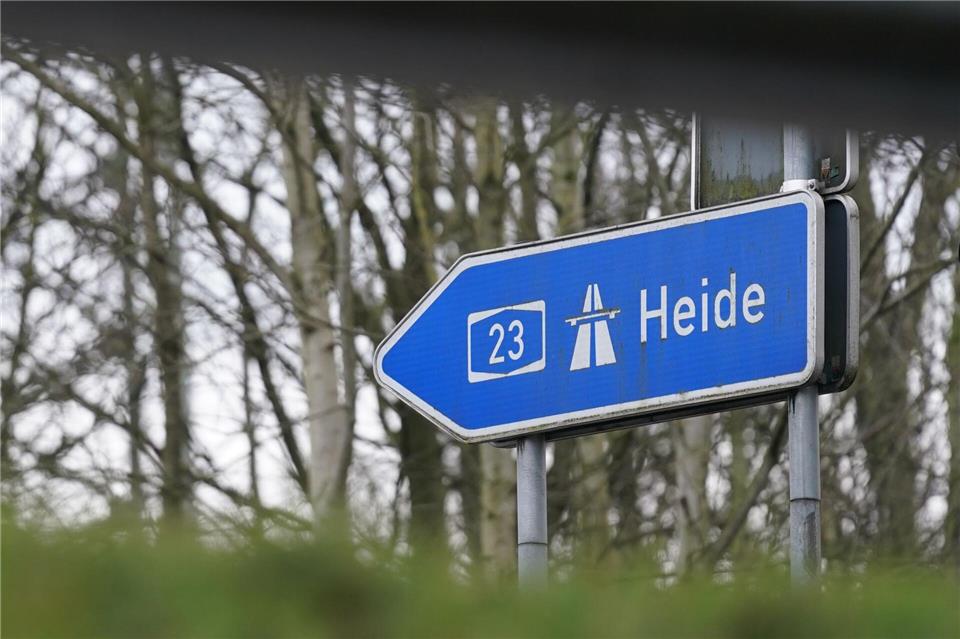 Die Autobahn 23 wird am frühen Freitagmorgen auch in Richtung Heide für mehrere Stunden gesperrt. (Symbolbild)Marcus Brandt/dpa