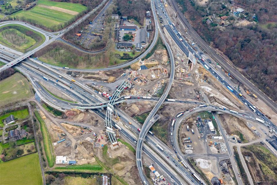 Die Autobahn 40 zwischen den Kreuzen Kaiserberg, hier mit Blick von oben mit einer Drohne, und Duisburg muss wegen möglicher Blindgänger am Wochenende gesperrt werden. (Archivbild)Christoph Reichwein/dpa
