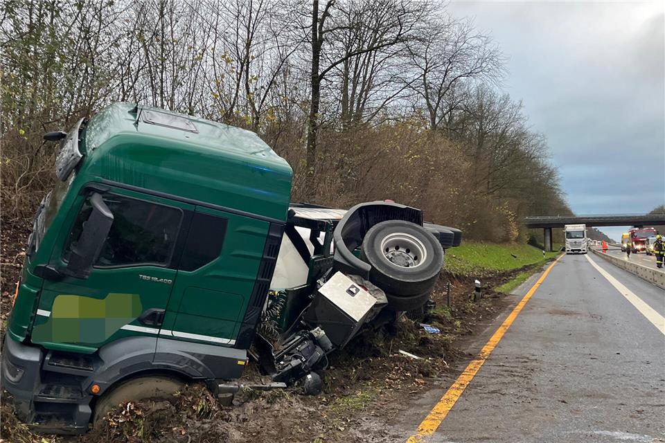 Die Autobahn A31 war zwischen den Anschlussstellen Reken und Borken aufgrund dieses Lkw-Unfalls teilweise komplett gesperrt.