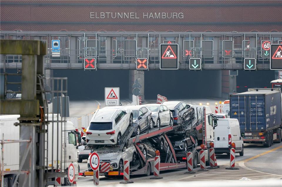 Die Autobahn GmbH bewertete die Verkehrslage rund um den Tunnel am Nachmittag als „angespannt“, wie ein Sprecher der Autobahn GmbH sagte.Bodo Marks/dpa