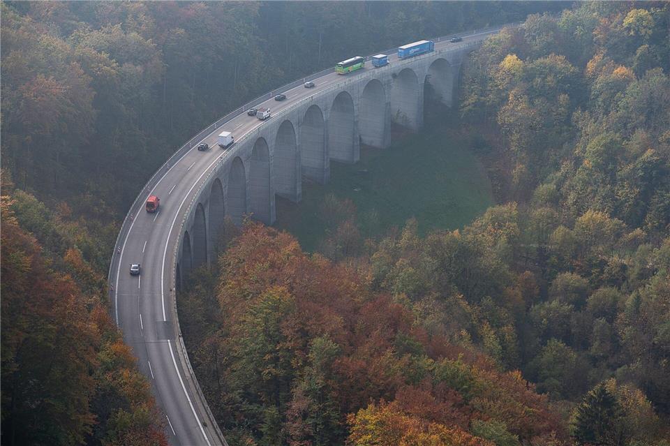 A8 am Albaufstieg wegen Generalüberholung gesperrt Die Autobahn GmbH bittet Autofahrerinnen und Autofahrer, keine Schleichwege zu nutzen und Navi-Systeme auszuschalten. (Archivbild)Sebastian Gollnow/dpa