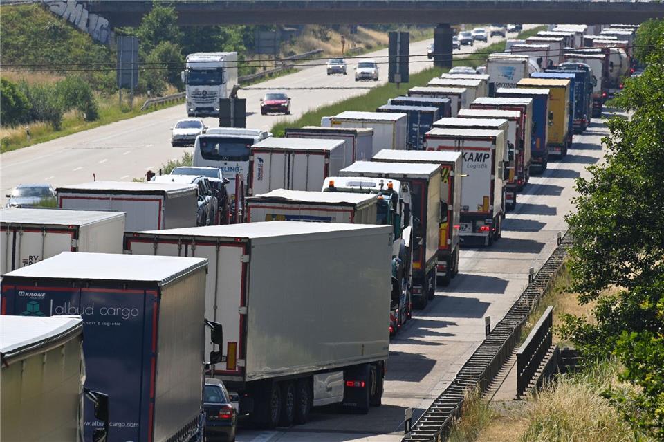 Die Autobahn GmbH kontrolliert die A2 wegen der Hitze verstärkt auf Schäden. (Archivbild) Klaus-Dietmar Gabbert/dpa
