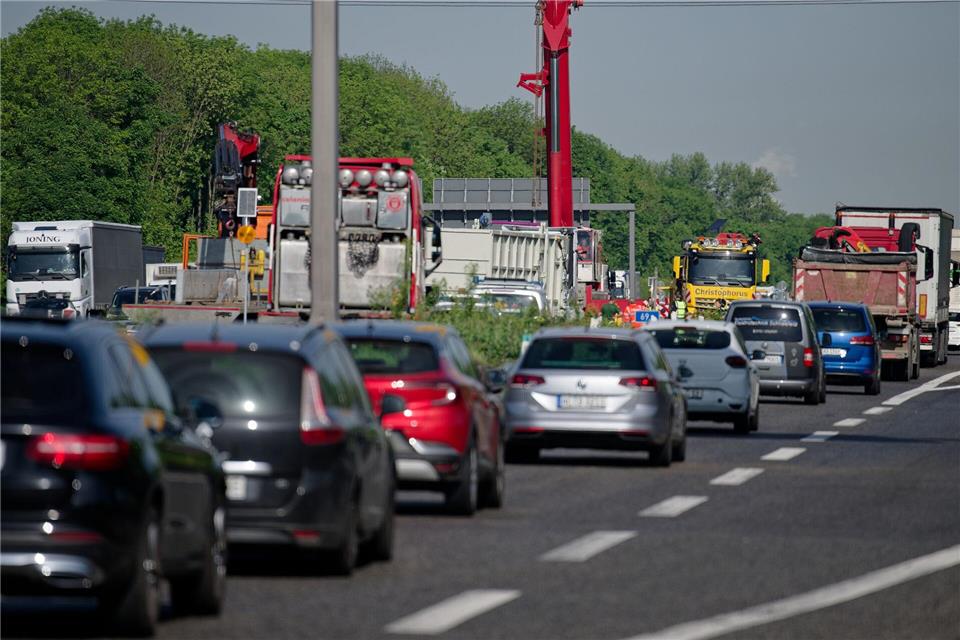 Die Autobahn GmbH rechnet trotz Umleitungen mit Staus. (Symbolbild)Henning Kaiser/dpa