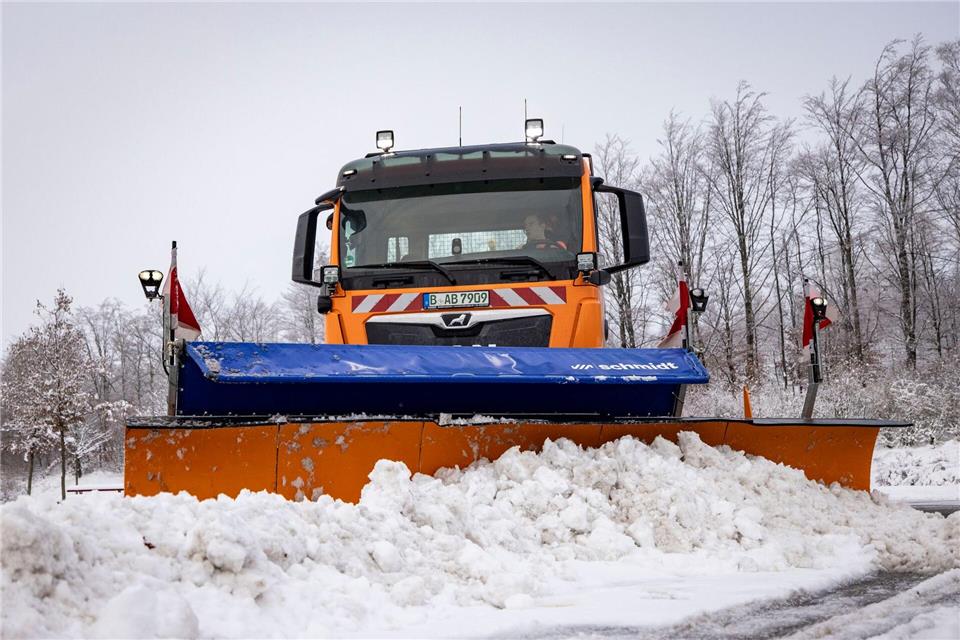 Die Autobahn Westfalen steht für den Winterdienst bereit. (Archivbild)Christoph Reichwein/dpa