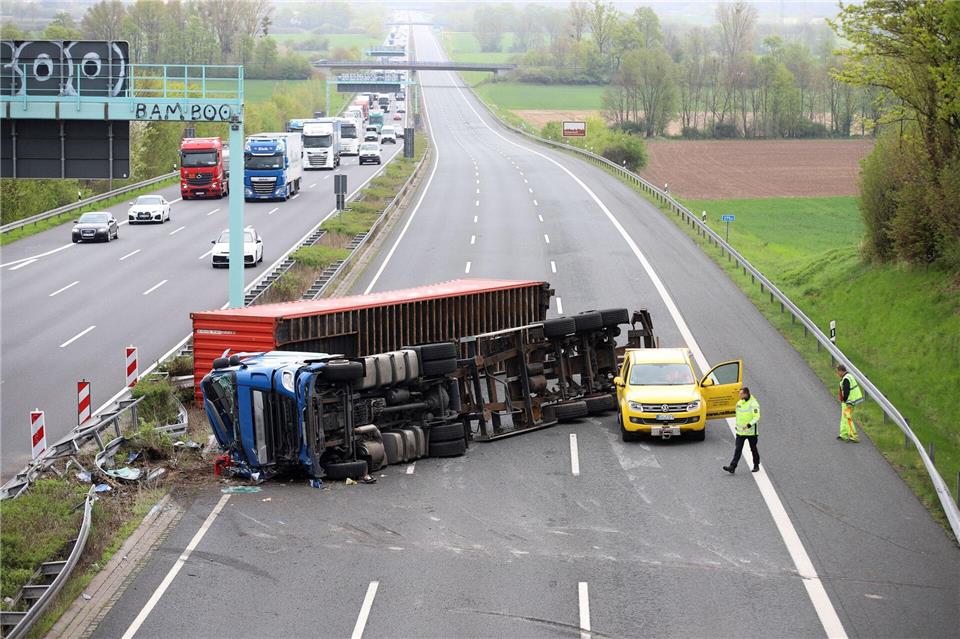 Die Autobahn in Richtung Norden wurde wegen des Lkw-Unfalls gesperrt. Stefan Rampfel/dpa