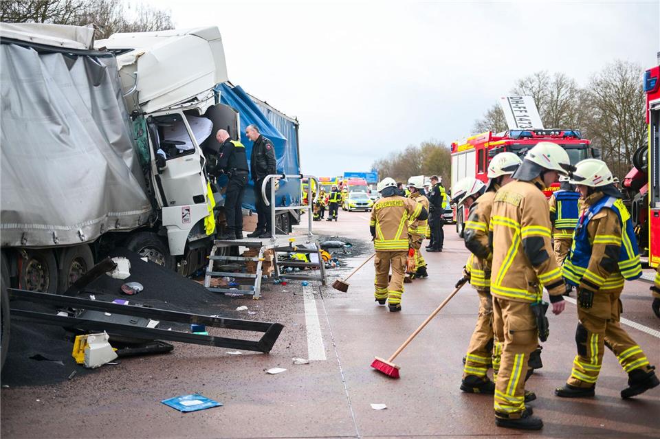 Die Autobahn ist gesperrt. Sina Schuldt/dpa