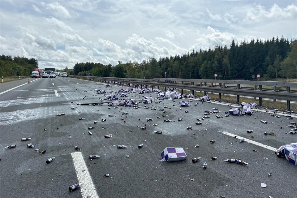 Die Autobahn war stundenlang gesperrt.-/Verkehrspolizeiinspektion Hof/dpa