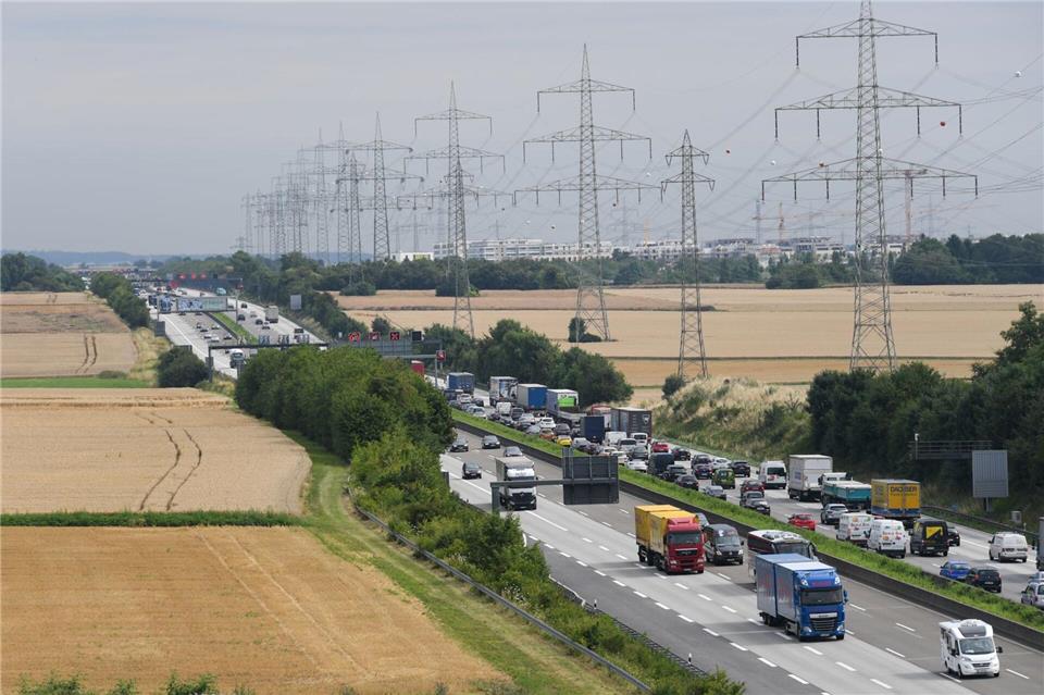 Die Autobahn wurde für mehrere Stunden gesperrt, es bildete sich ein Stau. Arne Dedert/dpa