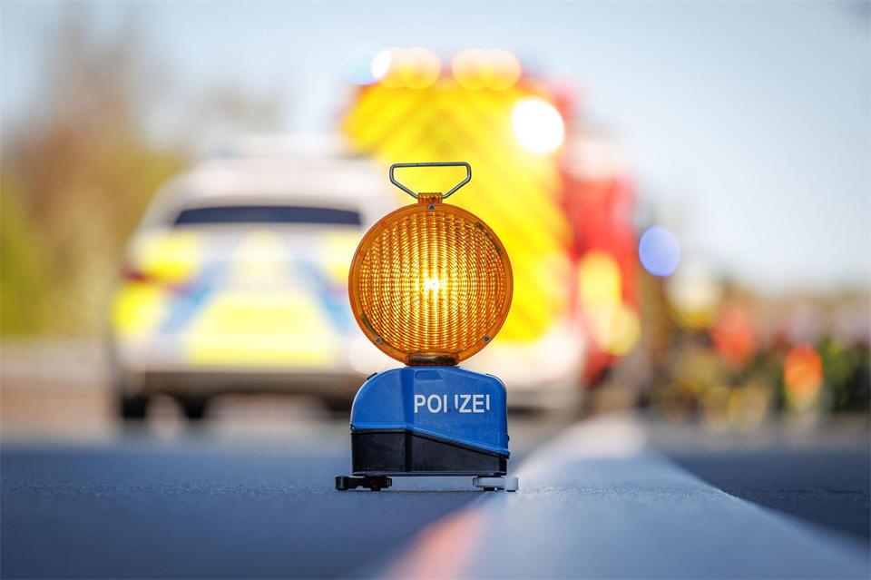 Die Autobahn wurde kurzzeitig gesperrt, damit der Rettungsdienst arbeiten konnte. (Symbolbild)Friso Gentsch/dpa