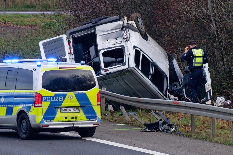 Die Autobahn wurde zunächst gesperrt, der Verkehr umgeleitet.Henning Kaiser/dpa