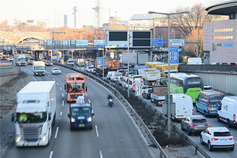 Die Autobahngesellschaft hat an der A100 an einer weiteren Brücke Schäden festgestellt. (Archivbild) Sebastian Gollnow/dpa