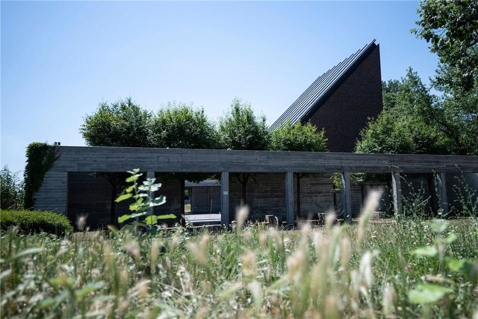 Die Autobahnkirche an der Raststätte Medenbach-West an der A3 hat ein markantes Glasschrägdach. Hannes P. Albert/dpa