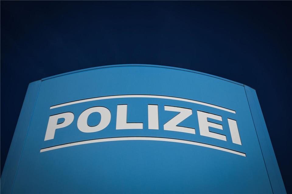Die Autobahnpolizei Dortmund ist nach einem Flugzeugabsturz auf der A45 bei Olpe im Einsatz. (SymbolbildSoeren Stache/dpa