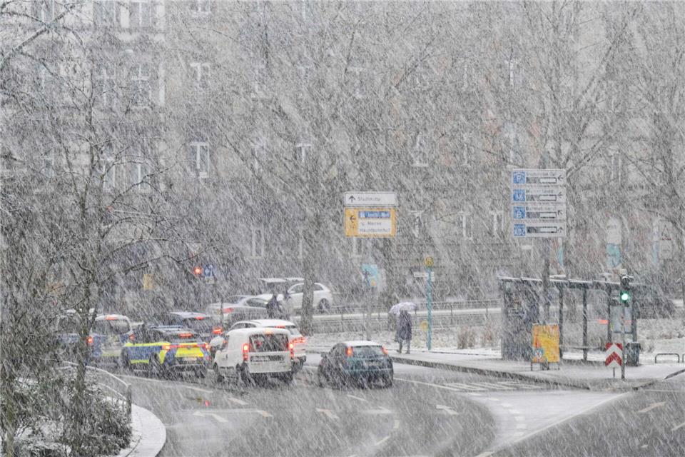 Die Autofahrer müssen sich auf starken Schneefall einstellen.Boris Roessler/dpa