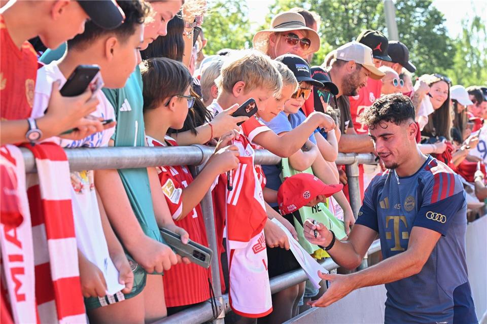 Die Autogramme von DFB-Stars wie Aleksandar Pavlovic sind gefragt.Angelika Warmuth/dpa