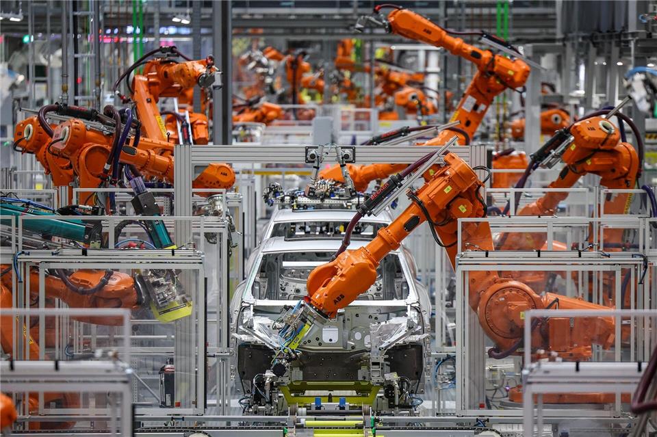 Die Autoindustrie hat deutlich weniger Industrieroboter aufgestellt. (Archivbild)Jan Woitas/dpa