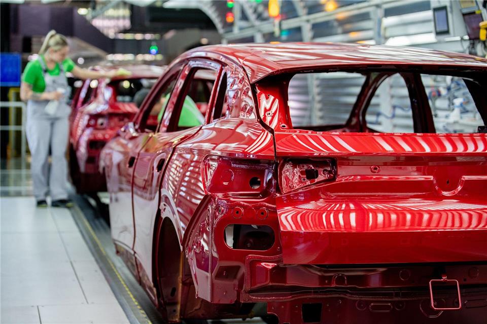 Die Autoindustrie ist Rückgrat der niedersächsischen Industrie: Nach Angaben des Arbeitgeberverbands Niedersachsenmetall hängen rund zwei Drittel der Arbeitsplätze direkt oder indirekt an ihr. (Symbolbild)Hauke-Christian Dittrich/dpa