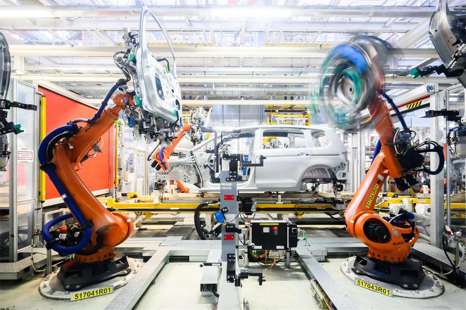 Die Autoindustrie ist hierzulande ein wichtiger Abnehmer von Industrierobotern. (Archivbild)Julian Stratenschulte/dpa