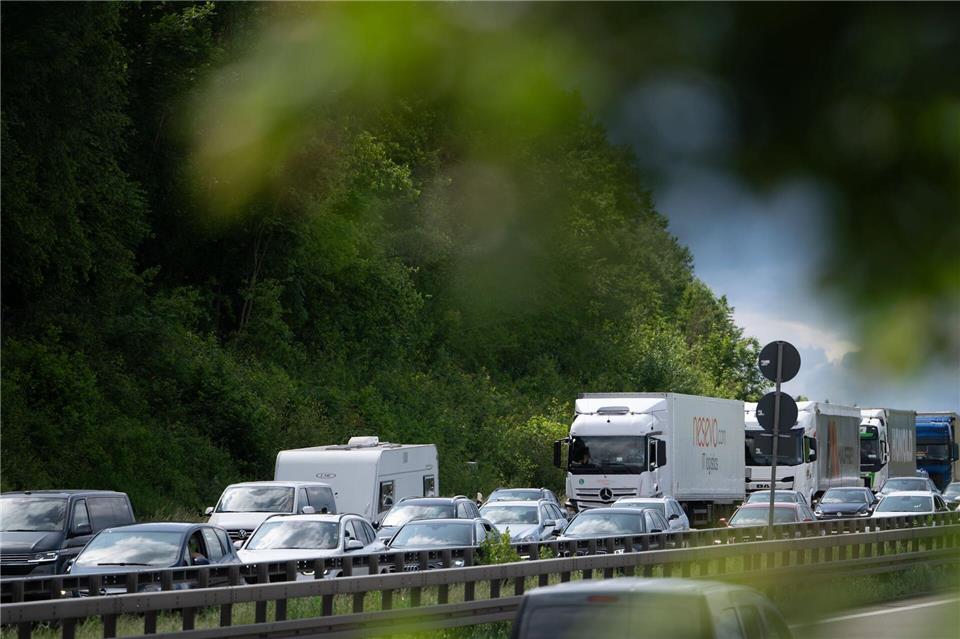 Die Automobilclubs warnen vor Staus zum Ferienende und raten dazu, früh loszufahren. (Symbolbild)Markus Lenhardt/dpa