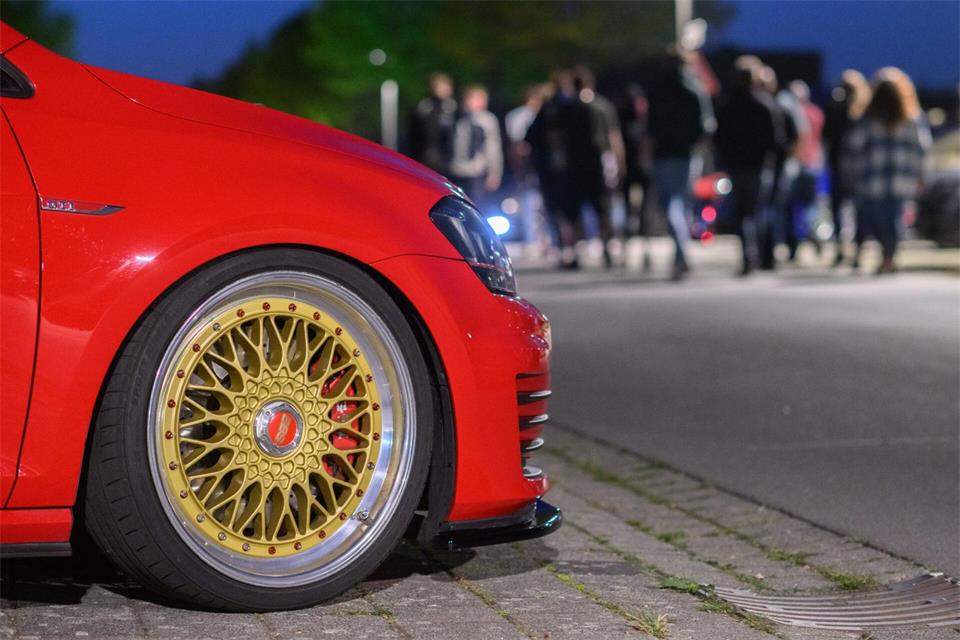 Die Autoposer-Szene hat den Geraer Hofwiesenparkplatz als Treffpunkt erkoren. (Symbolbild)Julian Stratenschulte/dpa