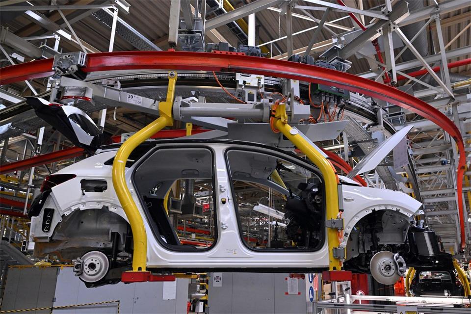 Die Autoproduktion hat im Osten eine lange Tradition - wie hier in Eisenach, wo heute der Opel Grandland gebaut wird. (Archivbild)Martin Schutt/dpa