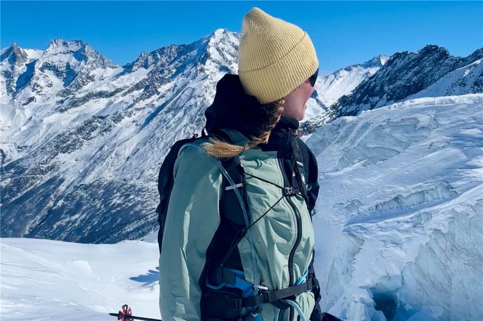 Die Autorin steht ausgerüstet mit Schneeschuhen, Gurt, Seil und Stöcken am Rand einer Gletscherspalte. Nathalie Helene Rippich/dpa-tmn
