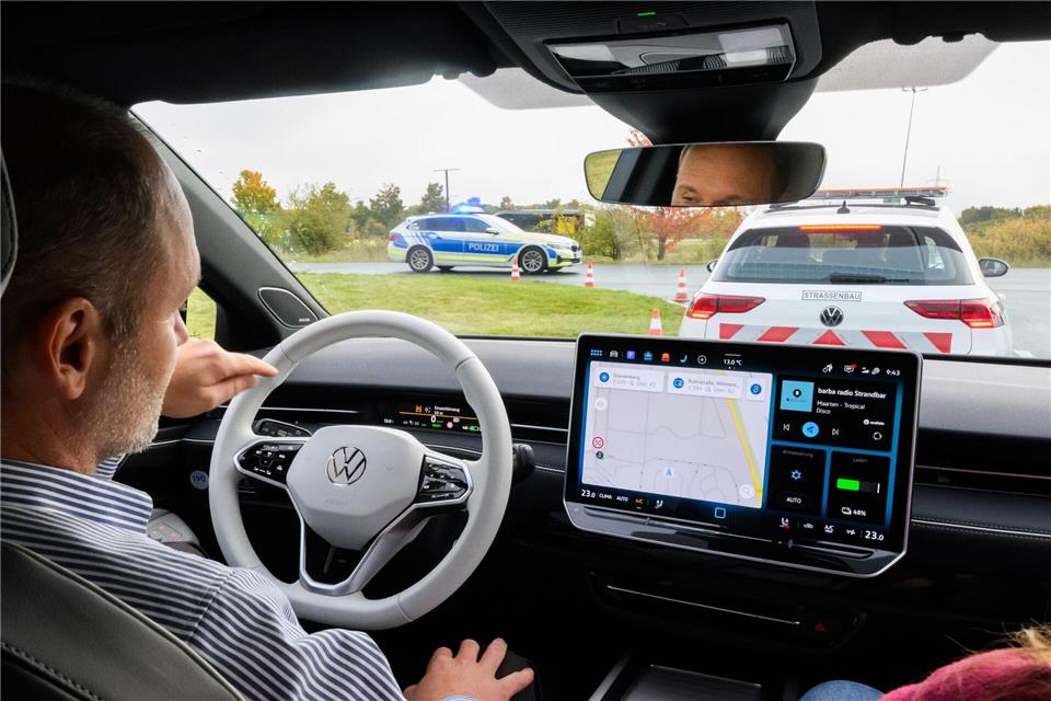 Die Autos erkennen dank Sensoren Gefahren und warnen andere Verkehrsteilnehmer in der Nähe automatisch.Julian Stratenschulte/dpa