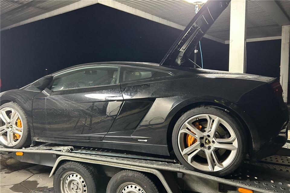 Die Autos kamen häufig aus der Schweiz und sollten nach Osteuropa gebracht werden. -/Zoll/CCBY/dpa