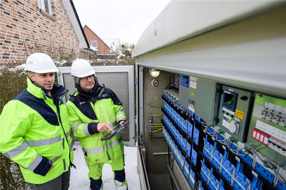 Die Avacon-Mitarbeiter Florian Hintz (l) und Andreas Formann blicken zusammen in eine Ortsnetzstation, die bereits digitalisiert wurde.Philipp Schulze/dpa