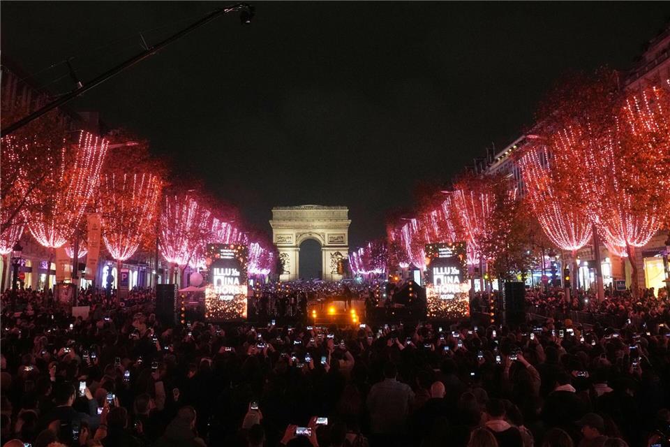 Die Avenue Champs Elysee  strahlt zur Weihnachtszeit im Lichterglanz. Thibault Camus/AP/dpa