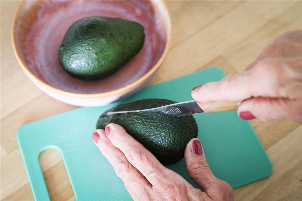 Die Avocado sollte beim Schneiden nicht in der Hand gehalten werden.Christian Charisius/dpa