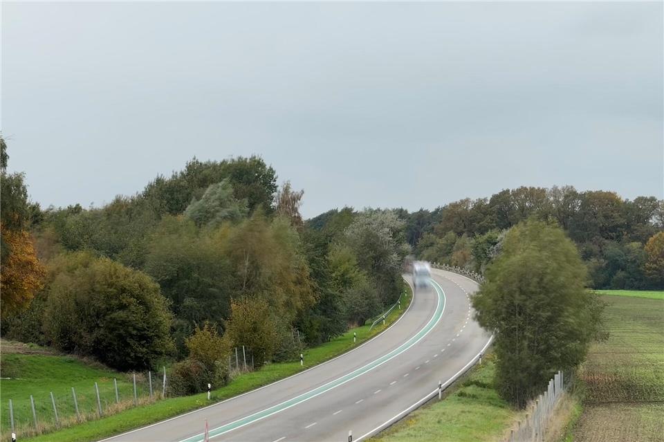 Ein Lkw fährt über die Bundesstraße.